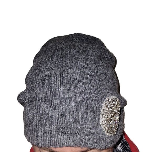 Gray beanie with attached rhinestone sand dollar design - Picture 1 of 4